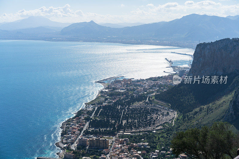 从佩莱格里诺山(Mount Pellegrino)俯瞰巴勒莫海岸。